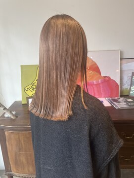 ヘアーアイストゥーレ(HAIR ICI TRE) ブリーチ一回　ミルクティーベージュ　ロング　ツヤ　担当阿知波