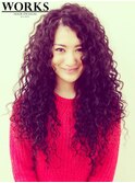 外国人風スパイラルパーマロングヘアー