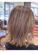 白髪ぼかしハイライト入り、明るめミディアムボブ
