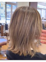 ラプチャー(RAPTURE) 白髪ぼかしハイライト入り、明るめミディアムボブ