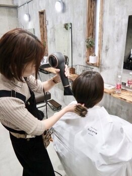 イルコーボ(il.covo)の写真/【マンツーマンで最初から最後まで】お客様一人一人に合ったヘアスタイルの提案とヘアケアのレクチャー◎