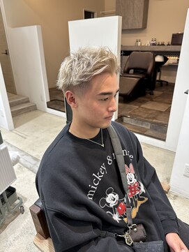 ジジ インターパーク 宇都宮(Gigi) ハイトーン/ホワイトブロンド/カルマパーマ/ベリーショート