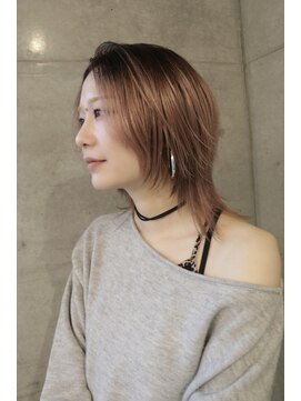 ハッシュカットにシャドールーツのピンクブロンド