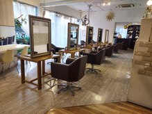 心からくつろげるよう細部まで整えたこだわりの空間でゆったりと上質なサロン時間をお過ごしいただけます。