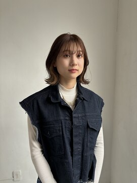 ニーゼロゼロナナ(2007) ボブにイヤリングカラー