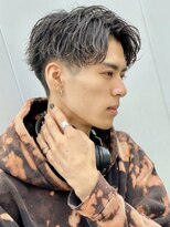 センターパートツイストスパイラルパーマメンズ波巻きパーマ