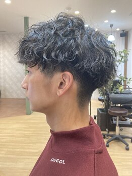 クープ(Coup)の写真/初めての方も安心♪ビジネスシーンにも対応した多彩なパーマスタイルで、朝のスタイリングを楽にします★