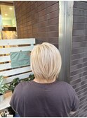 ホワイトベージュブランドショートカット白髪ぼかし
