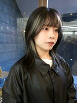 イェン(Yen.) ミディアムレイヤーカットハッシュカットデザインカラー