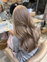 サンク 原宿 表参道(cinq) ミルクティーグレージュ顔まわりレイヤーボブヘーゼルグレージュ