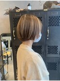 立体感ハイライトベージュ ツヤ髪 小顔見せ丸みショート