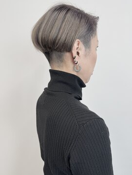 モリオ(morio) ◯刈り上げ前下がりショート グレージュ 大人ツーブロック