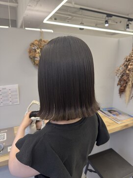 リジー(Litzy) 外ハネぱつっとロブ【三國麗奈】