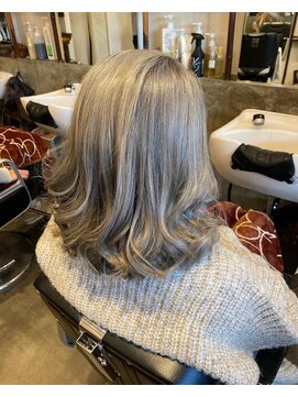 カットスタジオ フタバ(FUTABA) ★シルバーホワイトグラデーション★