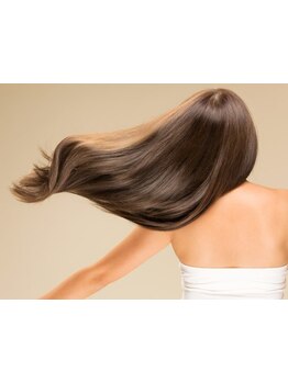 髪の悩みに応える極上ストレート。最上級の手触り、つややかな髪に。自然になじむ潤いを与えます。