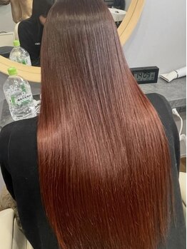 ダメージレス施術でツヤ&潤いのある柔らかでナチュラルな仕上がりに