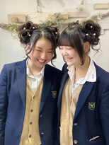 ヘアセットサロンエッジ(Edge) 制服でお揃いツインお団子