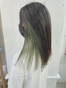 リッカ(RICCA) カーキグレージュのインナーカラーがおしゃれヘア