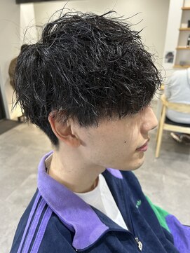 ヒュイル バイ ニアウ(Hwyl by Niau) メンズマッシュパーマ波巻スパイラルパーマニュアンスパーマ眉毛