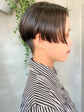 テトヘアー(teto hair) ハンサムショート、センターパート、刈り上げ女子、切りっぱなし