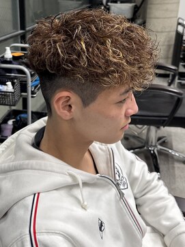 イーラ(era) スペインカール茶髪メッシュスパイラルパーマ刈り上げ