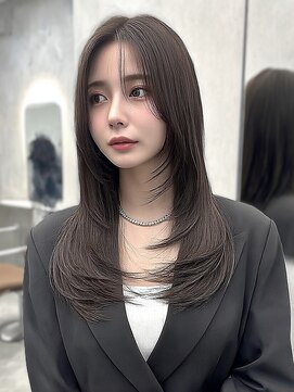 ロイオブジゼル(roi of GiseL) ロング　顔周り　レイヤーカット　センターパート　透明感　20代