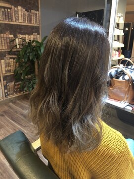 ヘアーデザイン ディードット ウル(D. ulu) ハイライト×グラデーション