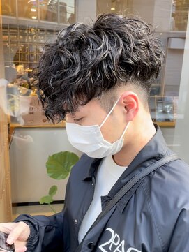 フィフス(fifth) スパイラルパーマツーブロックサイドグラデーション黒髪マッシュ