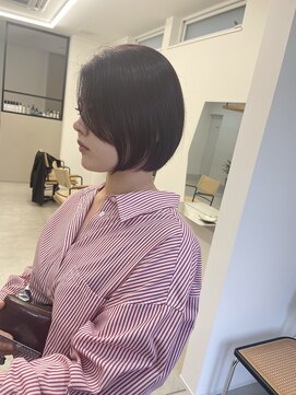 ドットサイン(.CYEN) 長めバングのボブ ボルドーカラー