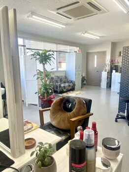 ダダ(DaDa)の写真/【完全プライベートサロン◎】日差しも入る白を基調とした温かく、明るい美容室でゆったりサロンタイム♪