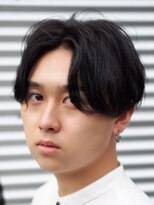 サン(3)&nbsp;前下がり　黒髪　センターパート　セミウエット