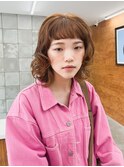 ボブウルフ　ベージュカラー クセ毛　オン眉
