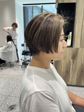 サヴォア(Savoir) エッジの効いた、大人ハンサムショート。