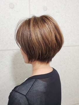 デイアンドナイト スイ(Day&Night sui) 『白髪を活かすハイライト』×後ろ姿美人ショート[外国人風]