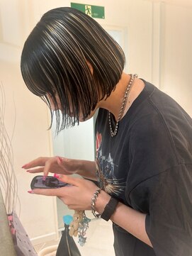 ルーム(Loom.) コントラストハイライトカラー　コンパクトボブ　モードヘア