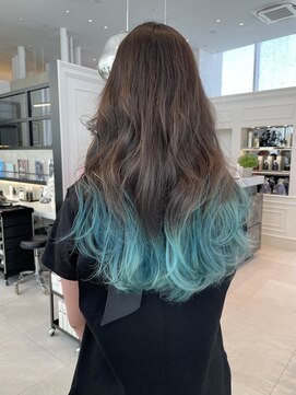 アルティファータ(artifata) 暗髪×ハイトーンカラー 水色 グラデーションカラー ブルー