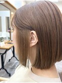 耳にかけた時に淡くて可愛い色が「こんにちは」するボブ