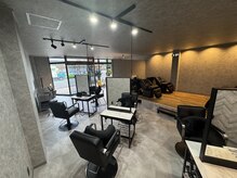 落ち着いた雰囲気の中にもスタイリッシュさがあるサロン♪