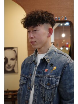 エディ(Edy) スペインカールスキンフェード波巻きスパイラルパーマ眉毛カット