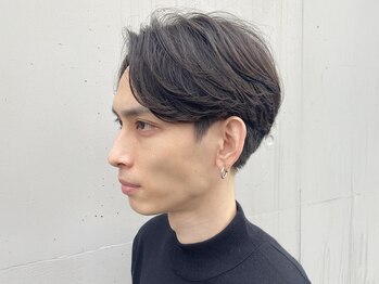 ローウェ バイ フィフス 立川メンズサロン(Louwe by fifth)の写真/《ナチュラルな毛流れが人気》清潔感のあるセンターパートのニュアンスパーマで、ビジネスシーンも◎[立川]