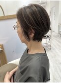 脱白髪染め大人ショートスモーキーベージュハンサムショート