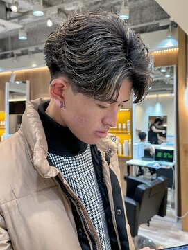 ルースト 渋谷店(ROOST) フェザーパーマ×金メッシュ