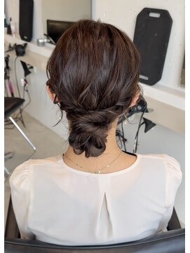 ティム(tim) シニヨンヘア/おだんごヘア/お呼ばれヘア/結婚式ヘア