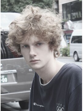 ジジバイワースホワイル(jiji by WORTH WHILE) アルマン・フェライニ 風 マッシュパーマ