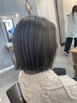 レイリー(LAiLy) こなれ感　かっこいい大人切りっぱなしボブ　グレージュ