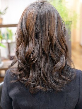 リラエミュー(rela emu) 透明感ダークカラー × ゆるふわミディアムウェーブ