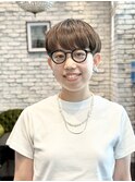 丸みマッシュ×クラシックメガネで魅せる 知的ショート
