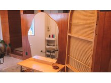 リヴ ヘアサロン(LiV HAIR SALON)の雰囲気（セット面には仕切りがあり半個室。ゆっくりお過ごしいただけます）