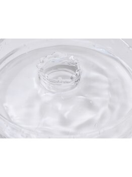 雪彦山の麓で採水された原水は、いくつもの岩盤層の亀裂から湧き出る水を汲み上げた“世界最高峰”の天然水