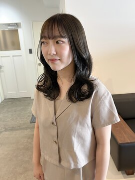 シー.(SHE.) 【SHE.】レイヤーカット/くびれ巻き/オリーブ/水素カラー